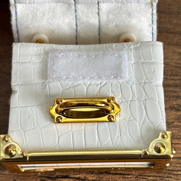 RAINBOW HIGH Fantastic Fashion Amaya Raine Doll White Faux LEATHER PURSE BAG - Picture 3 of 8